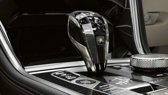 'CraftedClarity' glass application. G15 BMW 8 Series Coupé, gear selector, 'CraftedClarity' glass application. G15