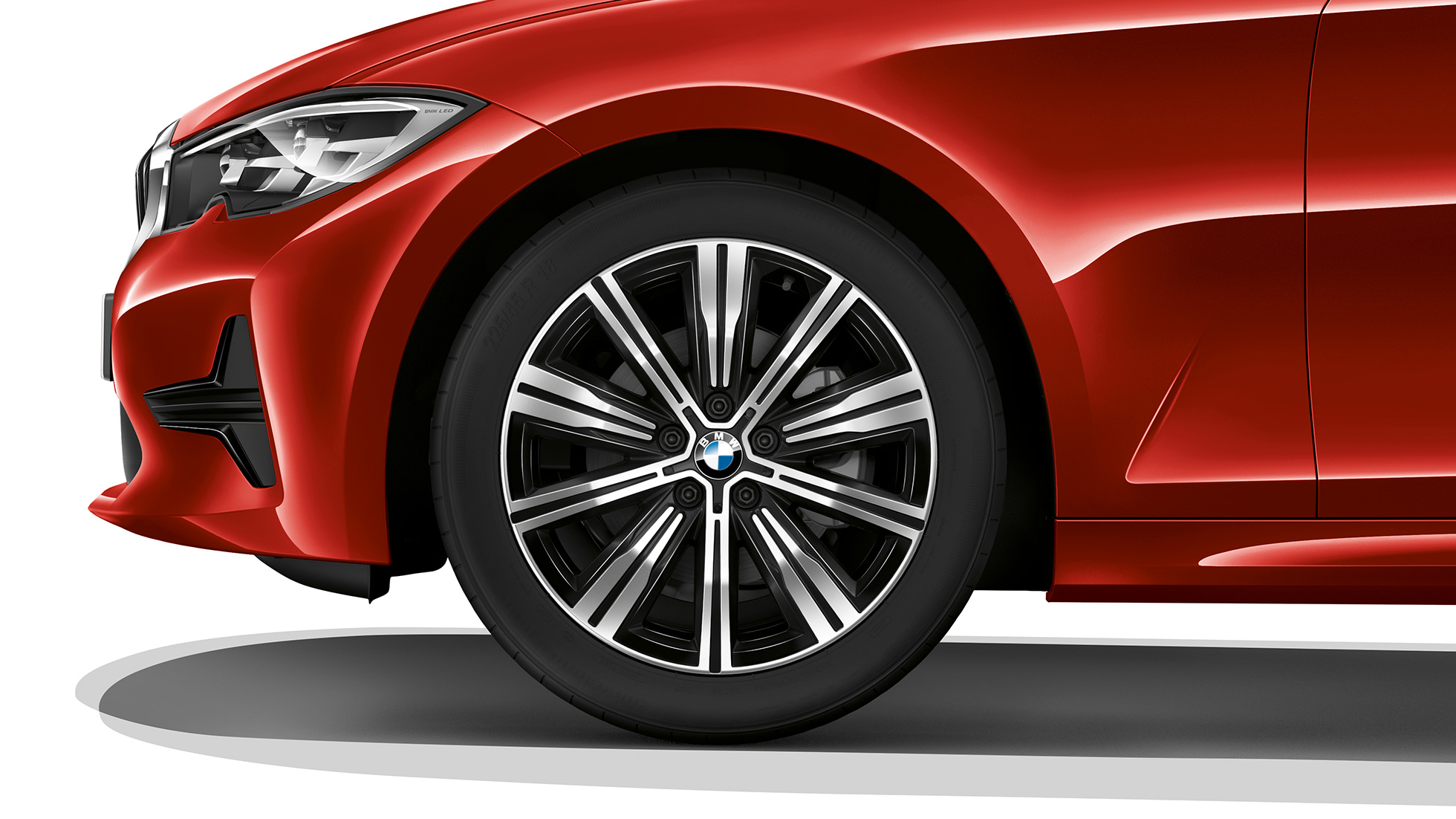 BMW 3 Series Sedan, Model Advantage light alloy wheel. G20 Close-up of the light alloy wheel of the BMW 3 Series Sedan with model Advantage features. G20