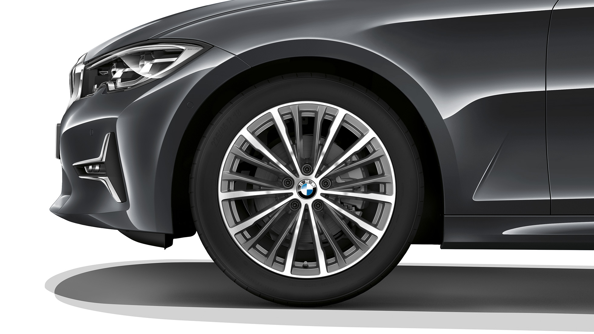 BMW 3 Series Sedan, Modell Luxury Line light alloy wheel G20 Close-up of the light alloy wheel of the BMW 3 Series Sedan with Model Luxury Line equipment. G20