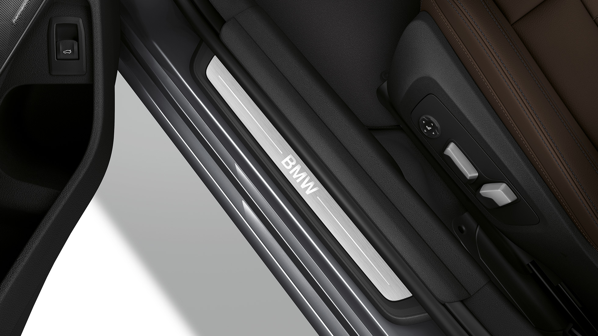 BMW 3 Series Sedan, Model Luxury Line entry sill. G20 Top view of the door sill of the BMW 3 Series Sedan with Model Luxury Line features. G20