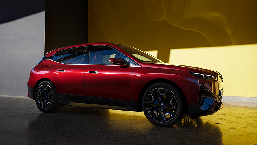 BMW iX i20 electric SUV BMW iX xDrive50 aerodynamics exterior BMW iX i20 2021 electric SUV BMW iX xDrive50 Aventurin Red side view exterior
