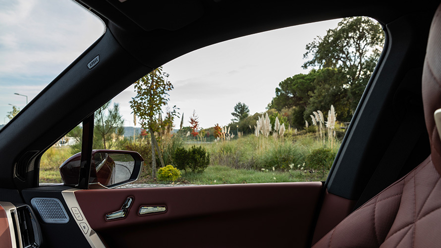 BMW iX i20 electric SUV sustainability BMW iX i20 2021 electric SUV interior Suite sustainability