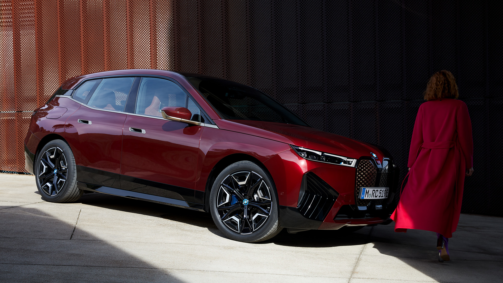 BMW iX three-quarter side exterior BMW iX Aventurin Red i20 three-quarter side view exterior