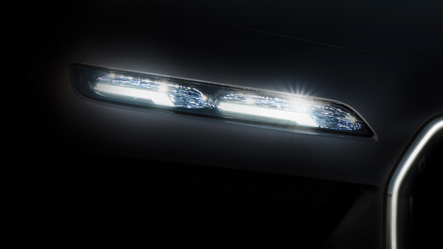 BMW crystal headlights ‘Iconic Glow’ BMW i7 G70 BEV BMW crystal headlights ‘Iconic Glow’ with illuminated kidney by night BMW i7 G70 BEV