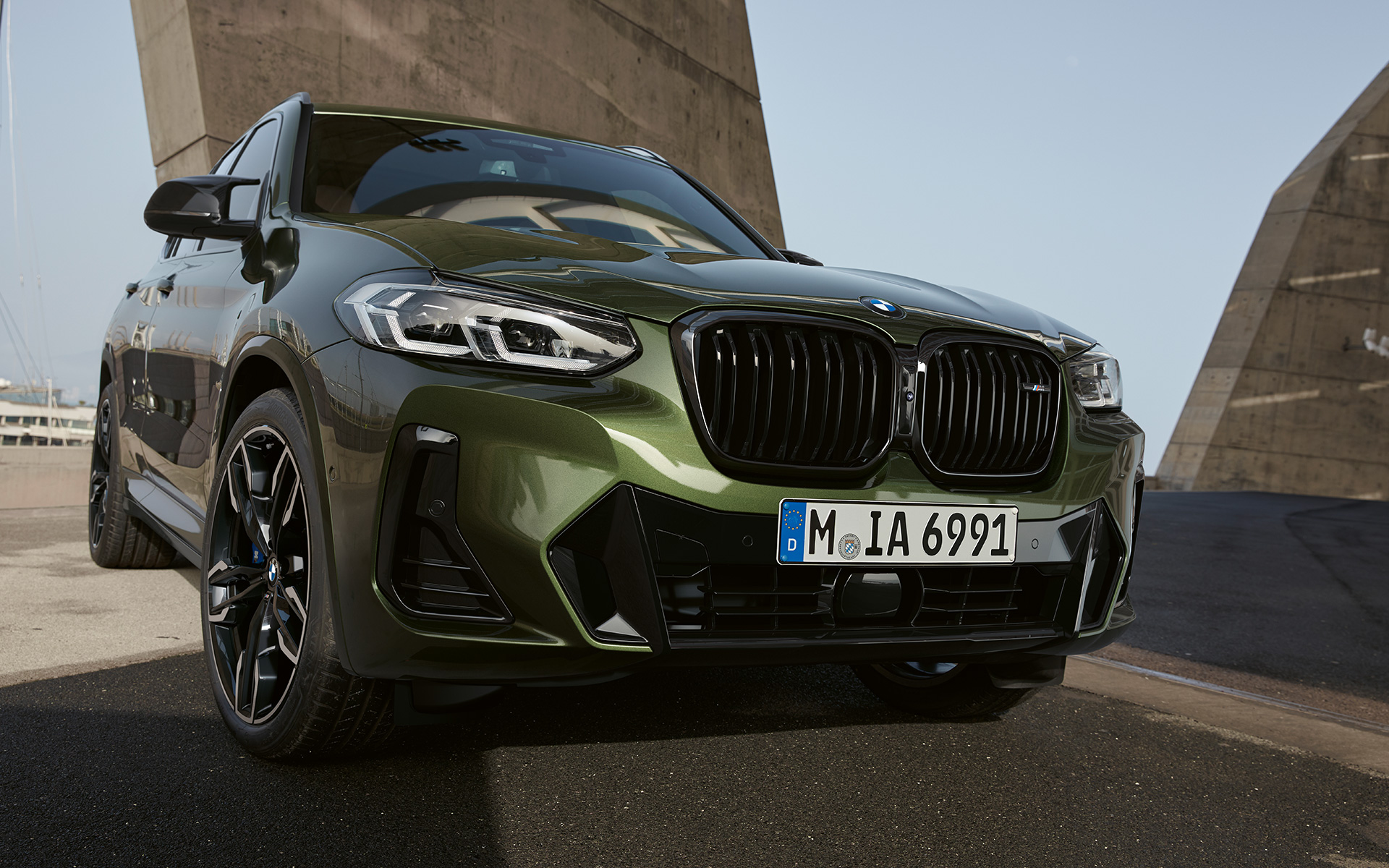 BMW X3 M40i G01 LCI Facelift 2021 Malachite Green metallic front view standing