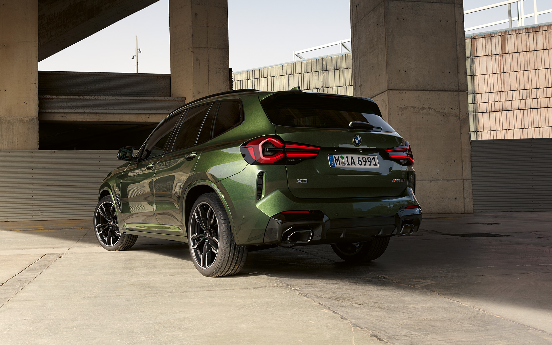 BMW X3 M40i G01 LCI Facelift 2021 Malachite Green metallic three-quarter rear view standing