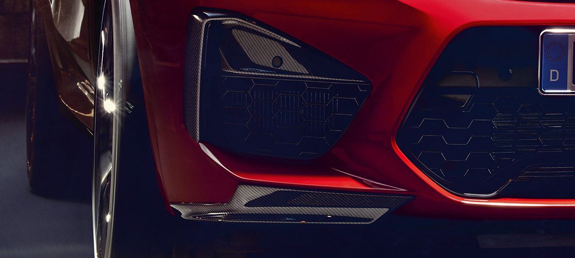 BMW X4 M Competition, clasps of the side spoiler elements and aeroblades in carbon. F98 BMW X4 M Competition in Toronto Red metallic, exterior, M Carbon exterior package, clasps of the side spoiler elements and aeroblades in carbon. F98
