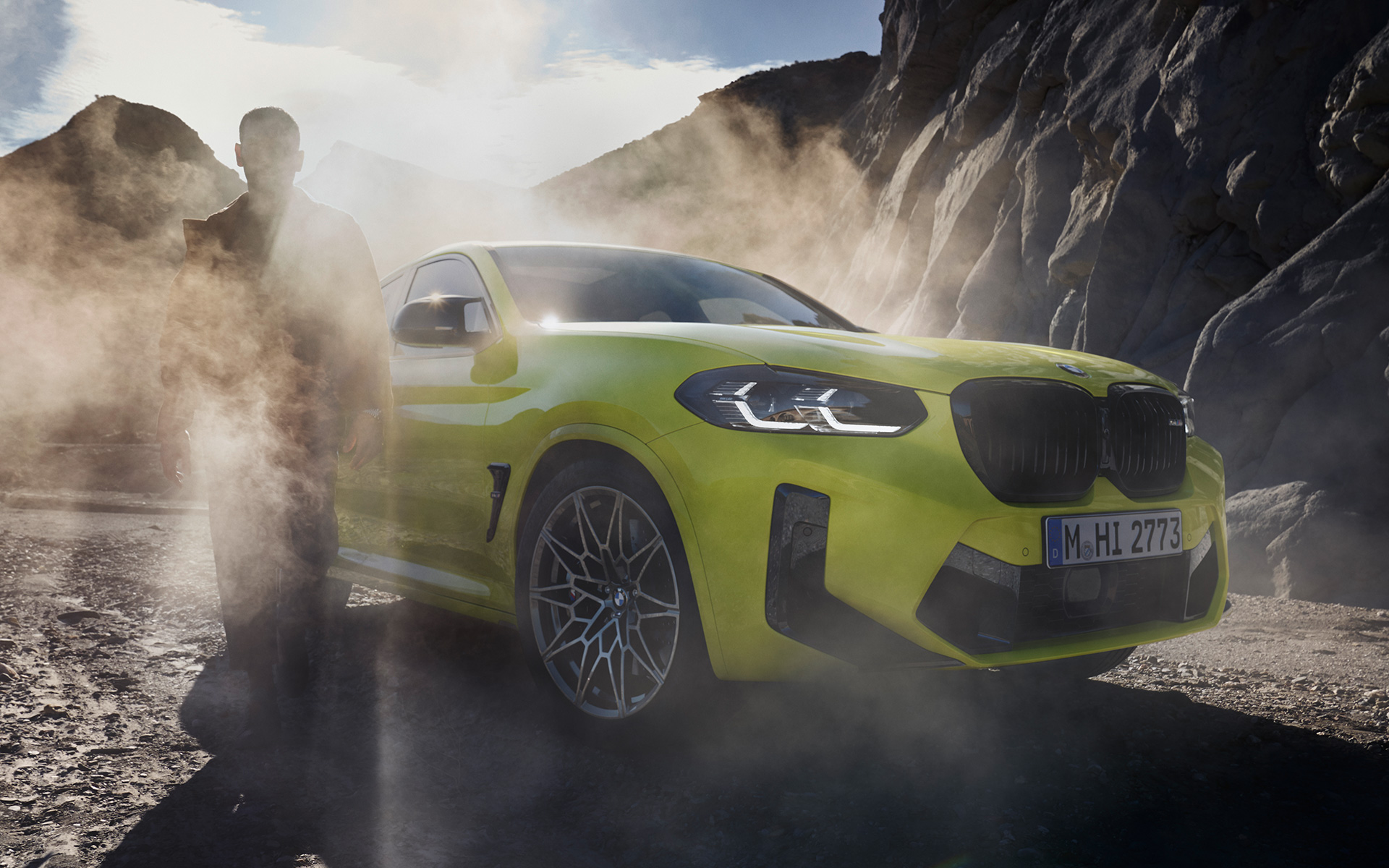 BMW X4 M Competition F98 LCI Facelift 2021 Sao Paulo Yellow three-quarter front view with man in fog
