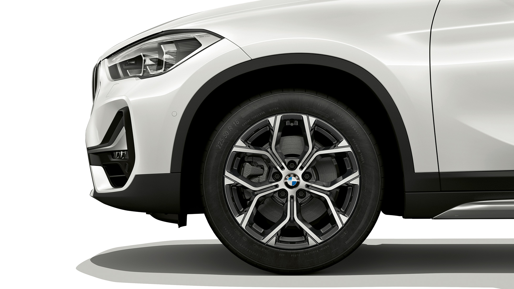 BMW X1, Model xLine, light-alloy wheel F48 BMW X1, Model xLine, side view with close-up on light-alloy wheel F48
