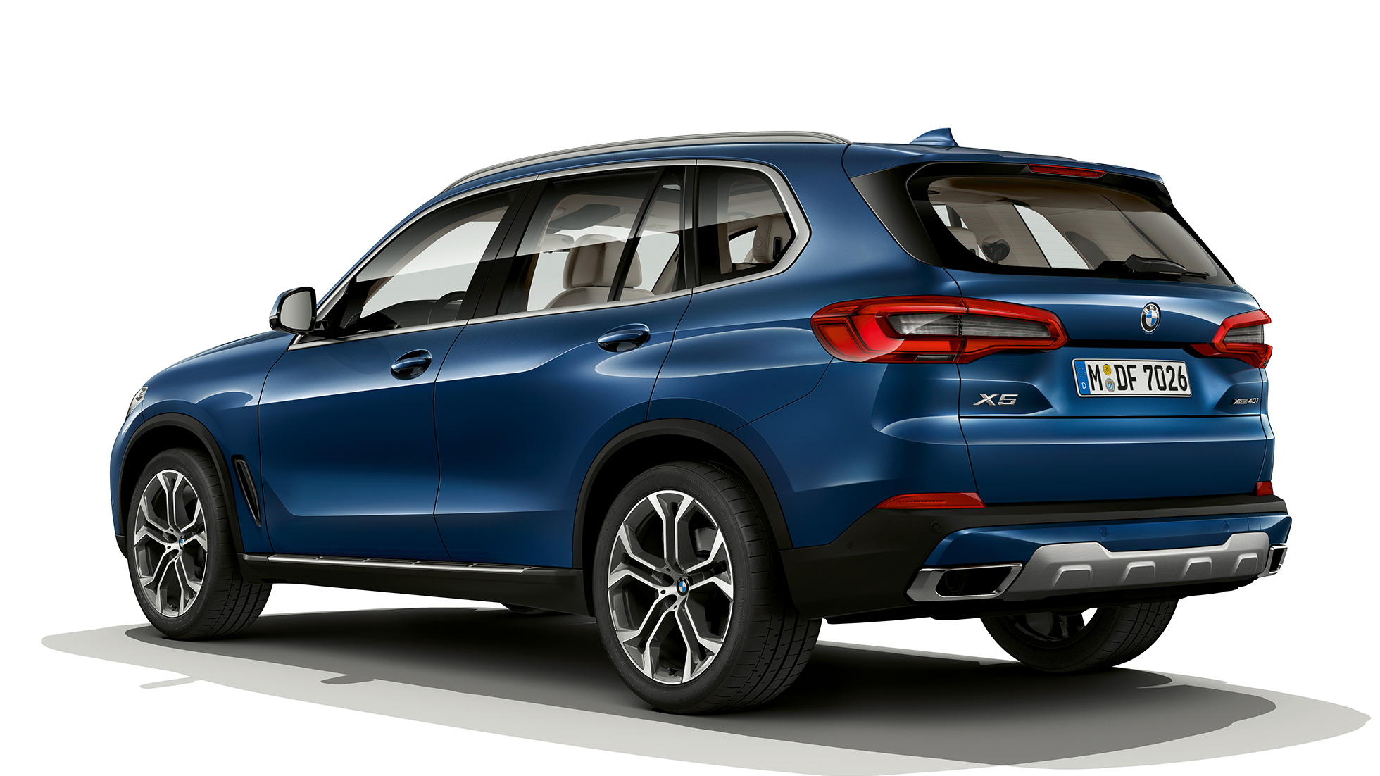 Model xLine BMW X5 xDrive40i three-quarter rear view G05 Model xLine BMW X5 xDrive40i G05 2018 Phytonic Blue metallic three-quarter rear view