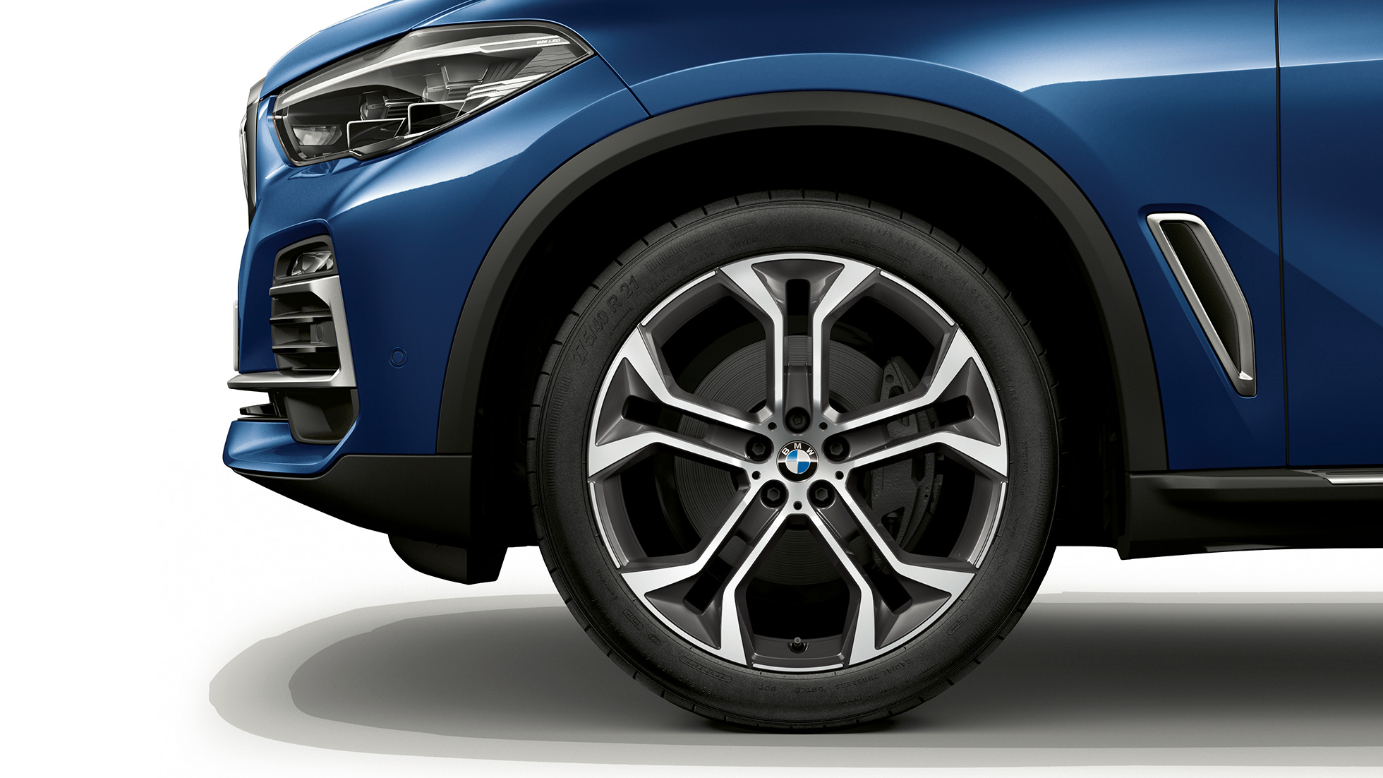 Model xLine BMW X5 xDrive40i lateral front with rim G05 Model xLine BMW X5 xDrive40i G05 2018 Phytonic Blue metallic lateral front with rim