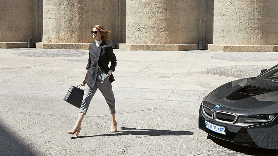 BMW i Leather Bag. A woman is shown carrying a BMW i Leather Bag from the BMW i Collection in her hand.