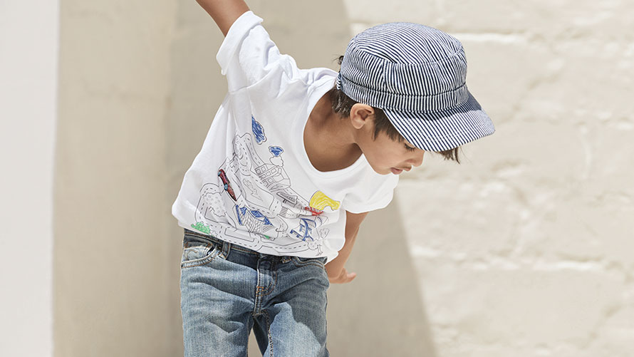 BMW Interactive T-shirt, kids. A child is shown wearing a BMW Interactive T-shirt, kids from the BMW Kids Collection.