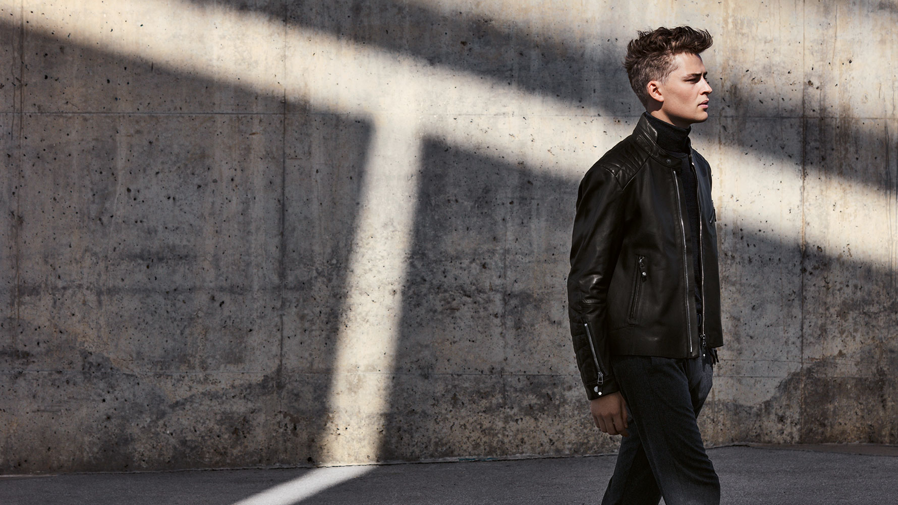 A male model presents the Men’s Leather Jacket from the BMW Collection. A male model presents the Men’s Leather Jacket from the BMW Collection.