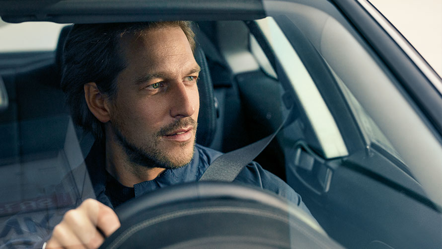 BMW Service Inclusive BMW Service Inclusive: man on the steering wheel of BMW