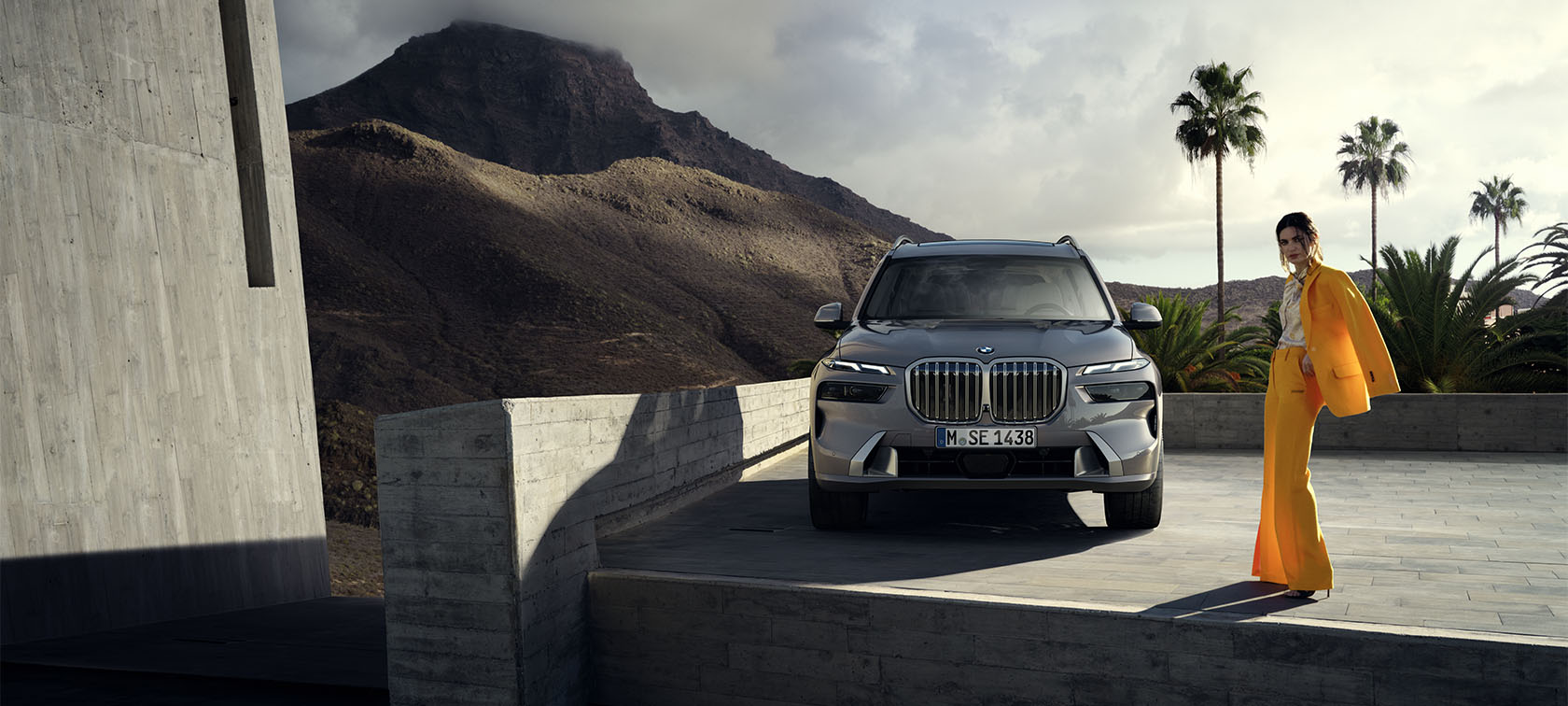 BMW X7 G07 LCI 7/8 Front view driving Sparkling Copper Grey metallic