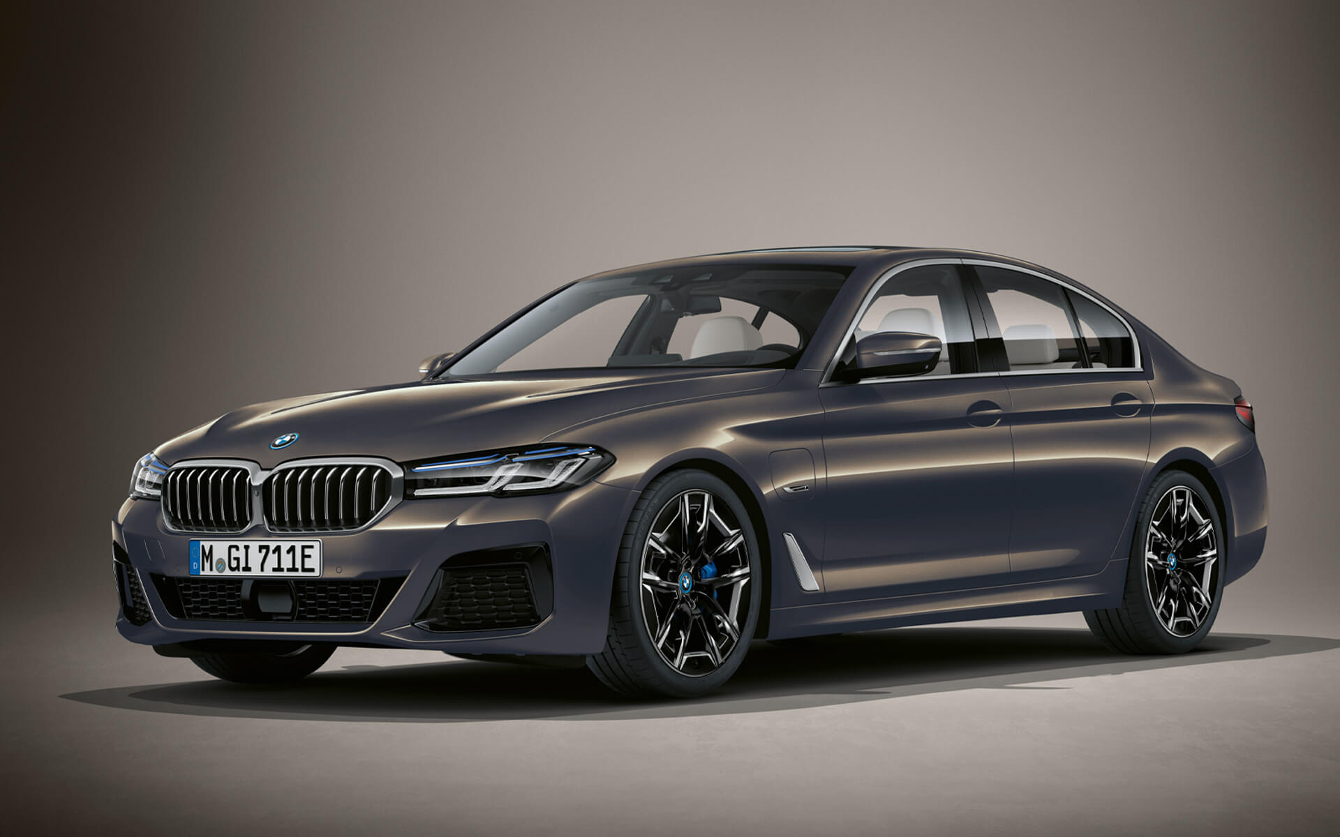 BMW 5 Series Sedan G30 LCI in BMW Individual Alvit Grey metallic BMW 5 Series Sedan Individual G30 Facelift 2020 three-quarter front view standing in BMW Individual Alvite Grey metallic