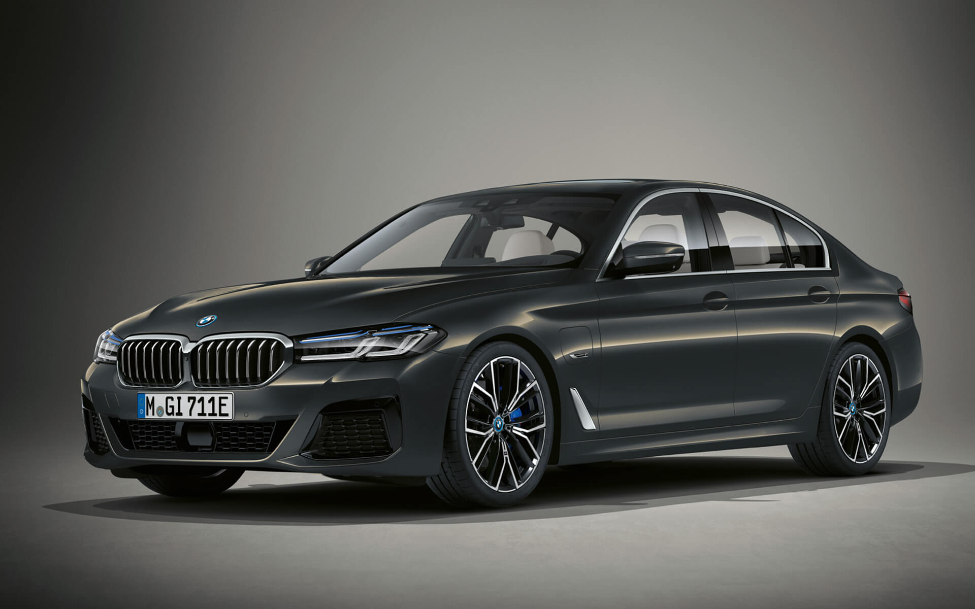 BMW 5 Series Sedan G30 LCI in BMW Individual Alvit Grey metallic BMW 5 Series Sedan Individual G30 Facelift 2020 three-quarter front view standing in BMW Individual Dravite Grey metallic