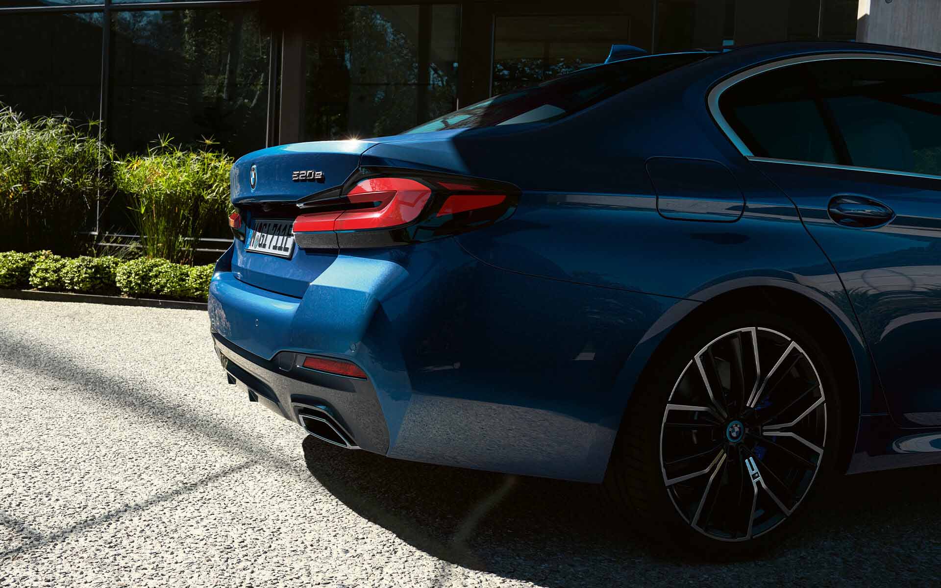 Rear apron BMW 5 Series Sedan G30 Free-form exhaust pipes BMW 5 Series Sedan G30 Facelift 2020 Phytonic Blue close-up rear