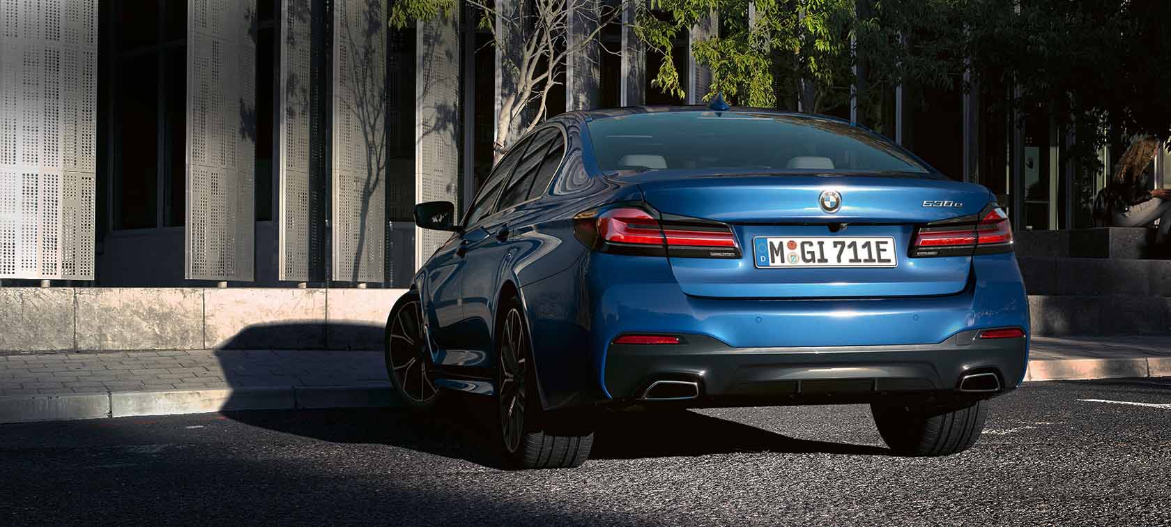 BMW 5 Series Sedan eDrive (G30), Phytonic Blue metallic BMW 5 Series Sedan eDrive (G30) Phytonic Blue metallic, rear view parking in front of a building