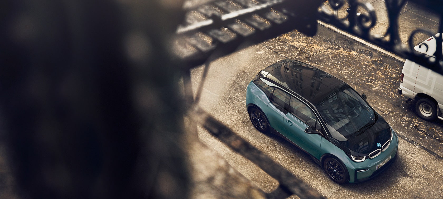 BMW i3 2018 bird´s eye view BMW i3 I01 2018 Jucaro beige with Frozen Grey metallic highlight bird´s eye view carbon roof