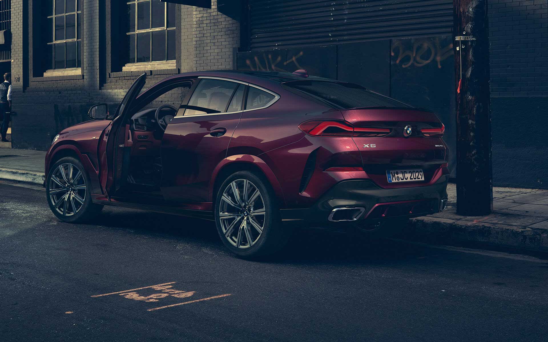 Three-quarter rear view BMW X6 Individual G06 2019 BMW X6 Individual G06 2019 Ametrine metallic three-quarter rear view